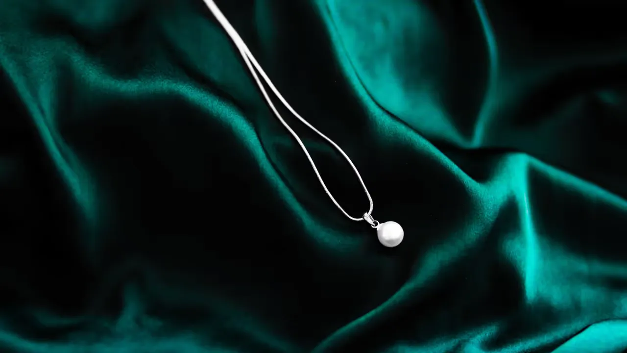 Smycken som bär våra berättelser